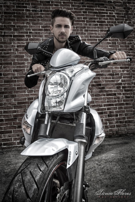 tania-flores-photography-portrait-bike-1